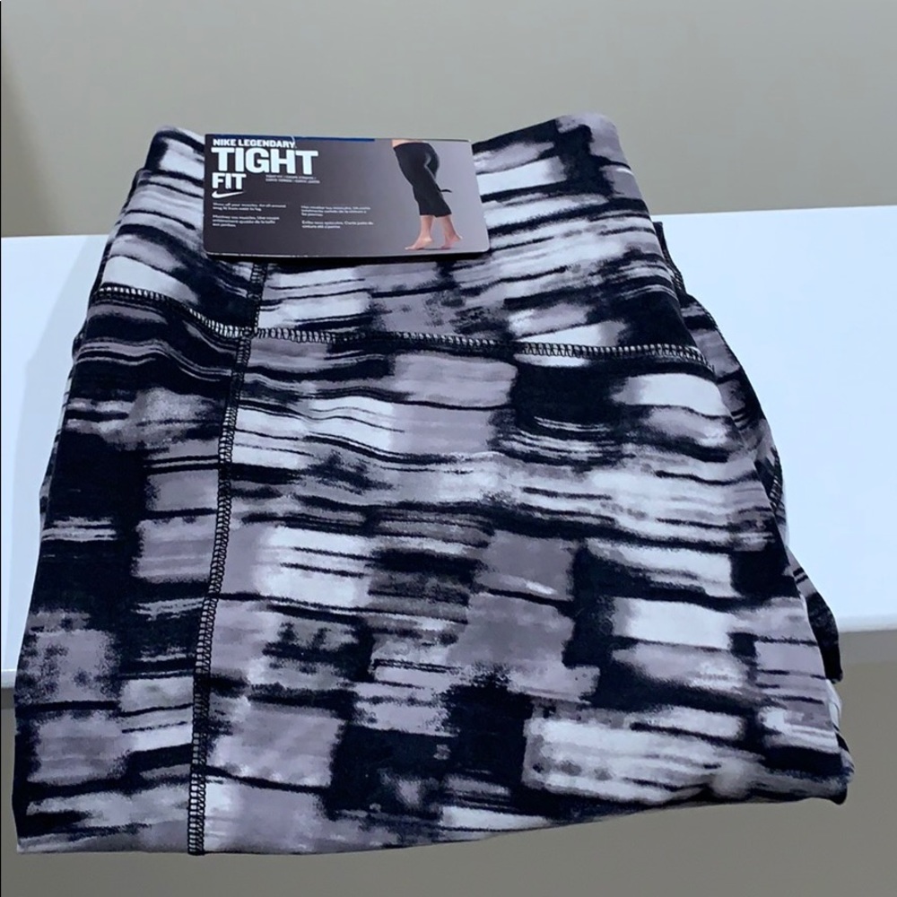 NIKE Women’s Legendary Crop Black/Grey size Large